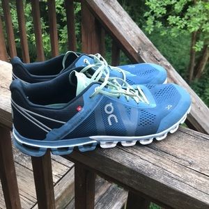 On cloudflow running shoes